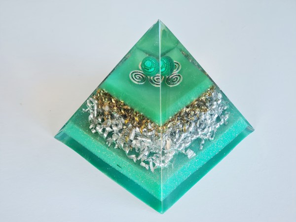 Orgonite pyramide malachite verte triskell